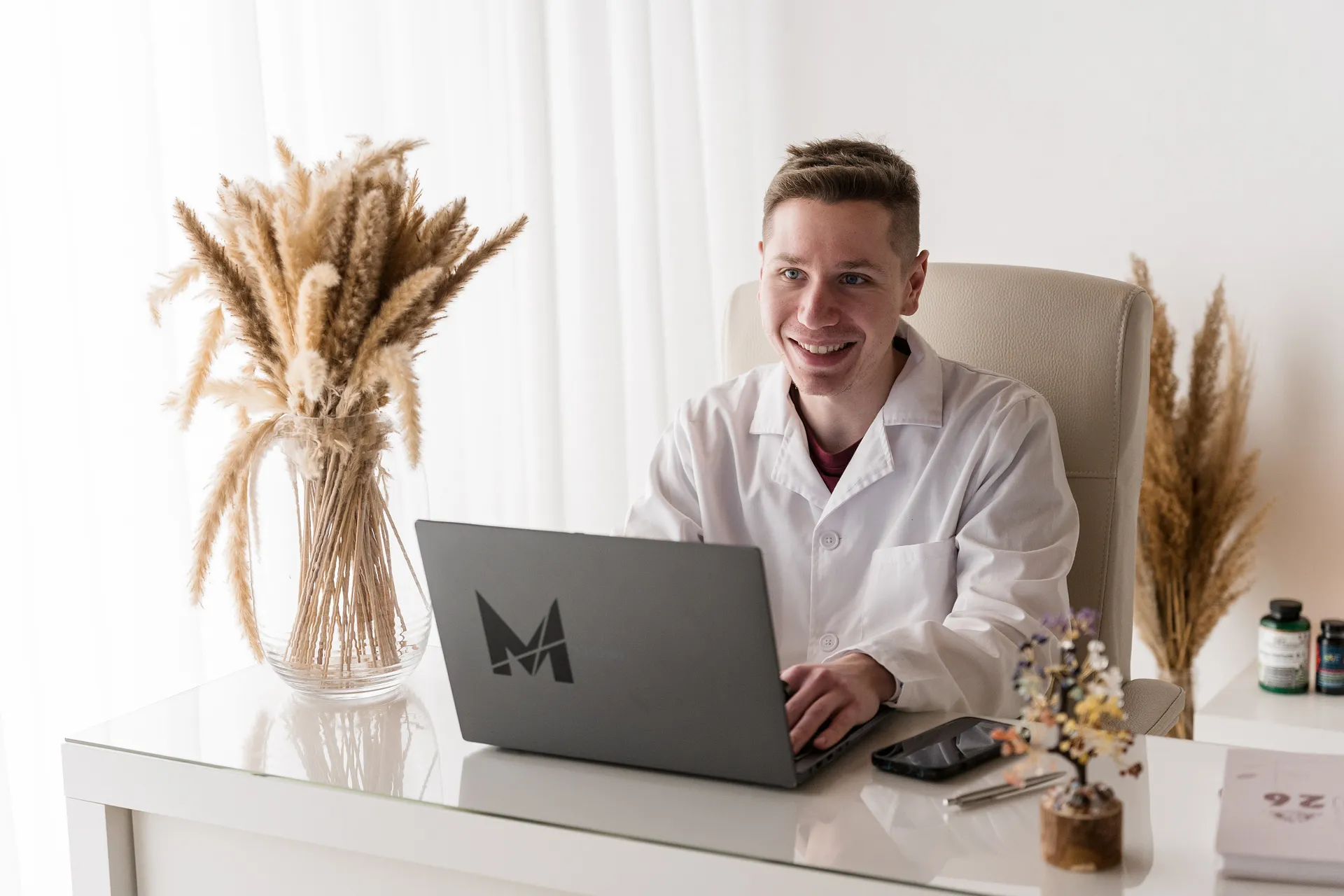 Samuele Zei in studio durante una consulenza nutrizionale, scatto Koral
